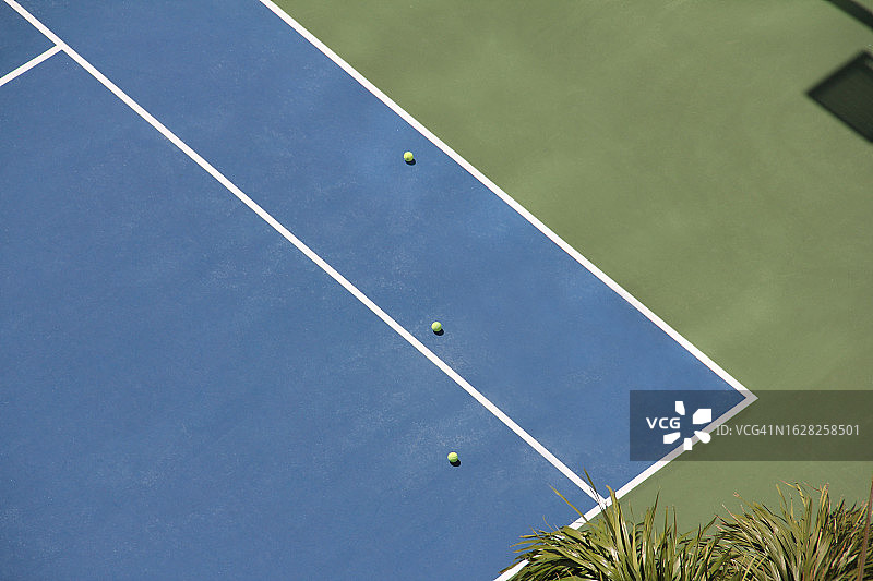 蓝色网球场表面和线条图片素材