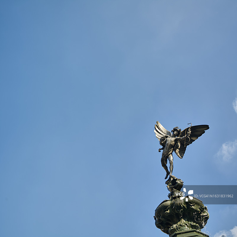 位于英国伦敦皮卡迪利广场的爱神雕像图片素材