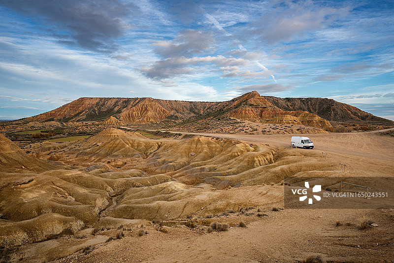 在西班牙纳瓦拉的巴迪纳斯雷亚尔斯沙漠风景中的露营车图片素材