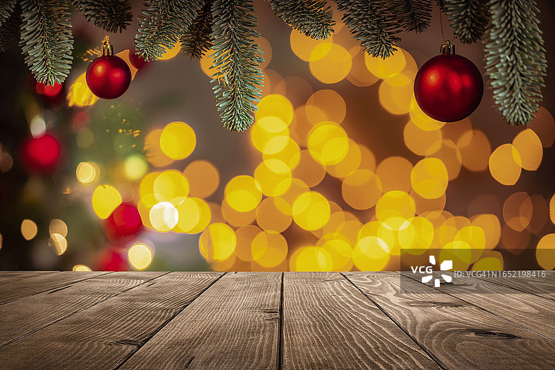 空木桌与散焦圣诞灯和小装饰品的背景图片素材