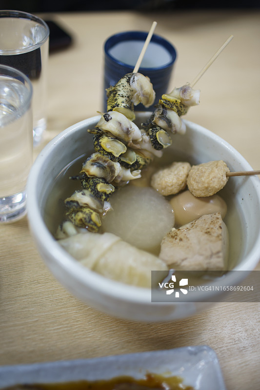 近景日本料理的新鲜食材阿拉斯加帝王蟹和塔拉巴蟹在日本北海道函馆鱼市场图片素材