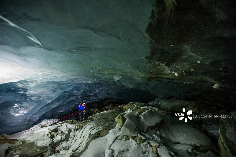 在不列颠哥伦比亚省海岸山脉探索冰洞图片素材