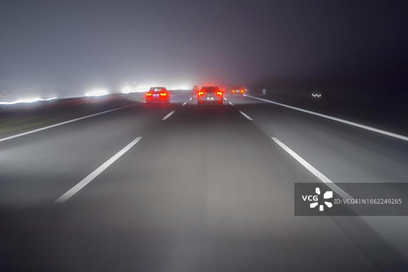 在德国黑森州法兰克福A3高速公路上，从夜间行驶的汽车上看雾图片素材
