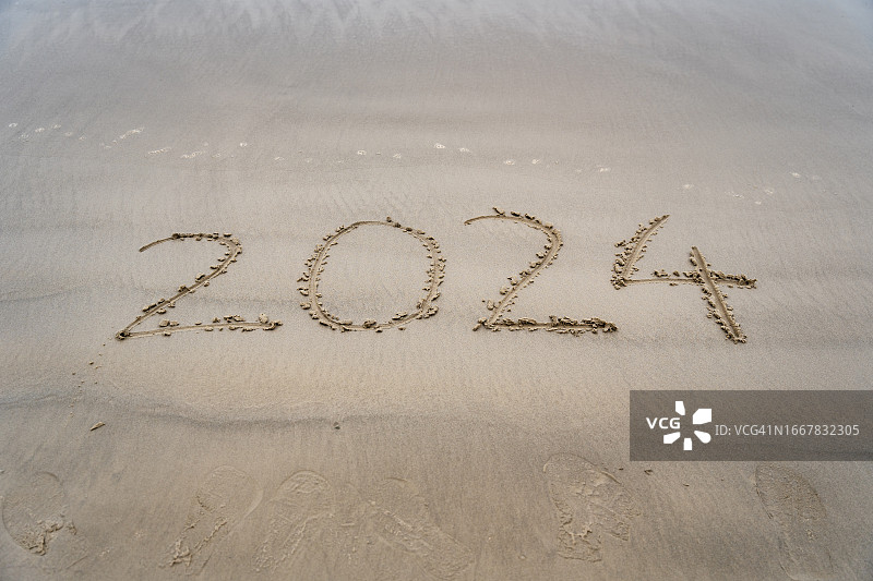 2024写在沙滩上。新年快乐。图片素材