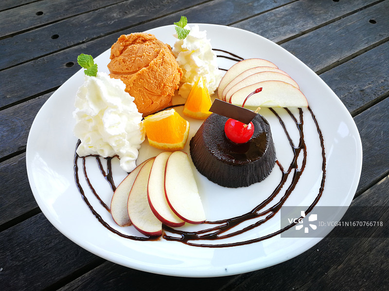巧克力熔岩蛋糕配香草冰淇淋图片素材