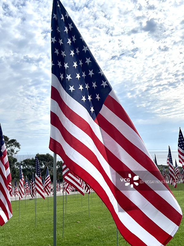 在加州马里布，美国国旗迎风飘扬图片素材