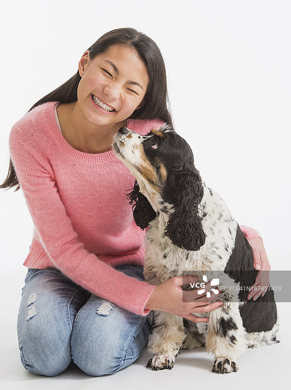 少女(16-17岁)和狗的肖像图片素材