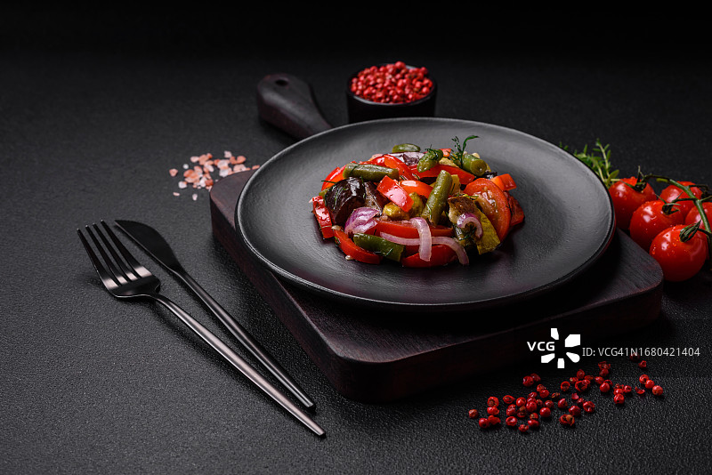 美味的新鲜沙拉烤蔬菜辣椒，西红柿，茄子和西葫芦图片素材