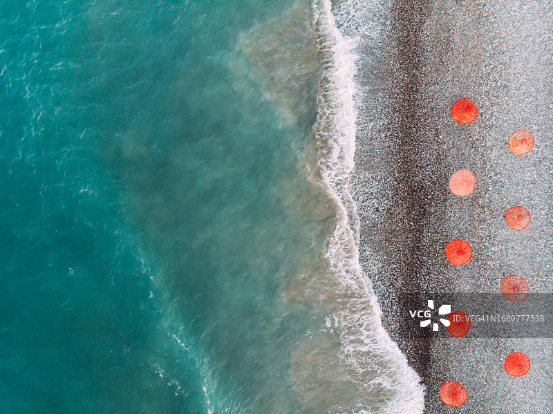 沙滩伞和大海。海滩的场景从上面的股票照片图片素材