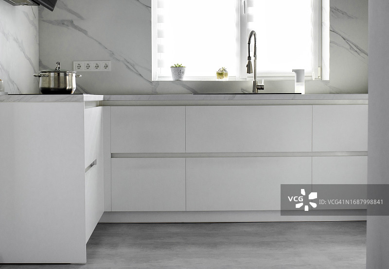 白色的斯堪的纳维亚厨房内部。简约风格的现代舒适厨房。室内设计理念图片素材