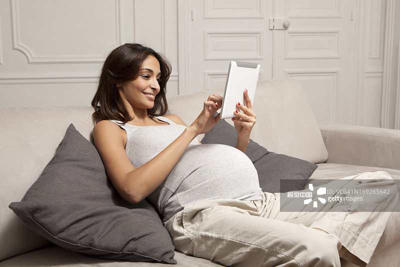 孕妇使用平板电脑图片素材