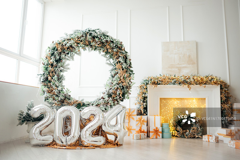 大球2024银。新年。圣诞节。家居及室内装饰。极简主义。放荡不羁的风格。图片素材