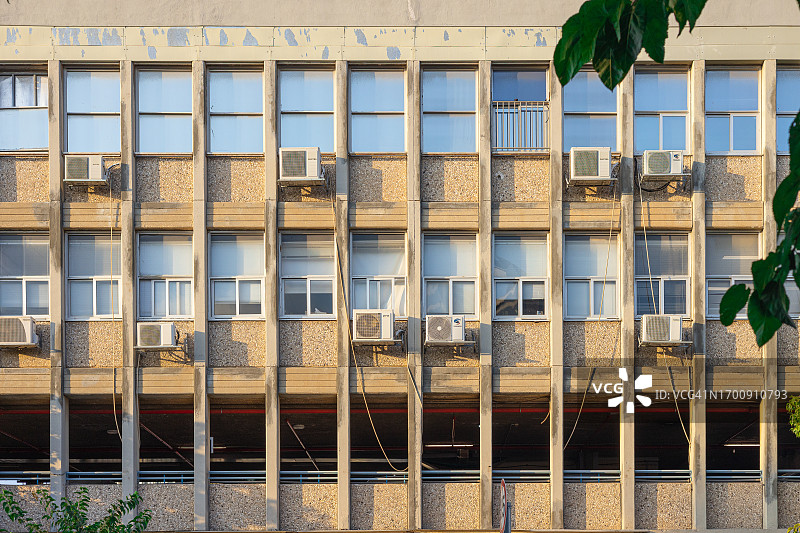 旧办公楼的外立面，以色列特拉维夫的野蛮建筑图片素材