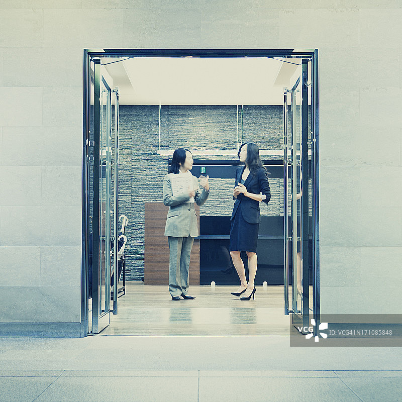 日本的商业同事们在办公室入口处碰头图片素材