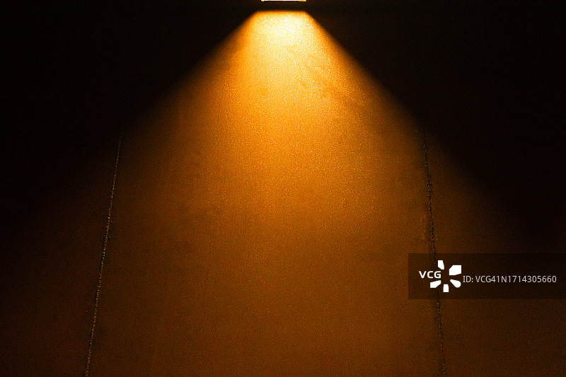 天花板上的灯照在铁墙上图片素材