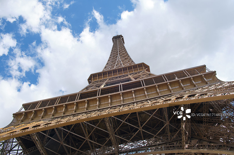 在一个阳光明媚的日子里，巴黎的埃菲尔铁塔。游览欧洲和法国的地标。图片素材