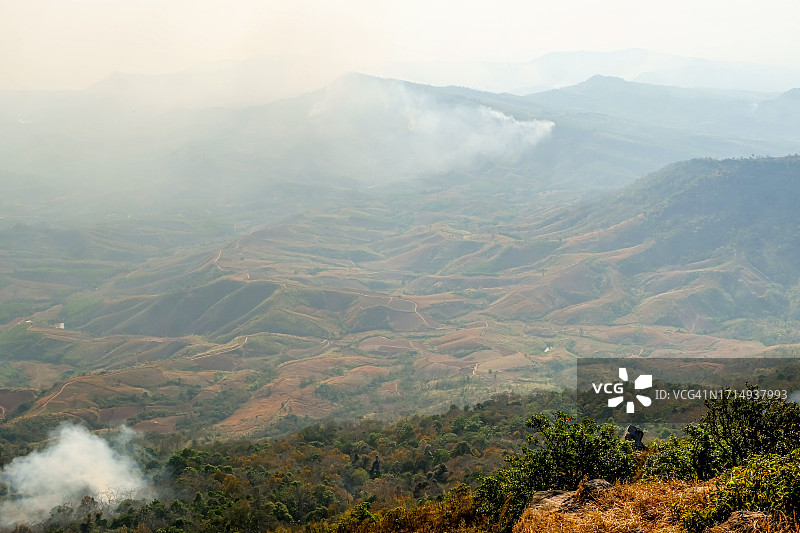 森林火灾发生在罗义省高地森林。在茂密的山间，一些当地人继续依靠周围葱郁的土地自给自足地生活。图片素材
