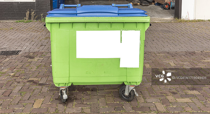 蓝色盖的绿色废纸容器图片素材