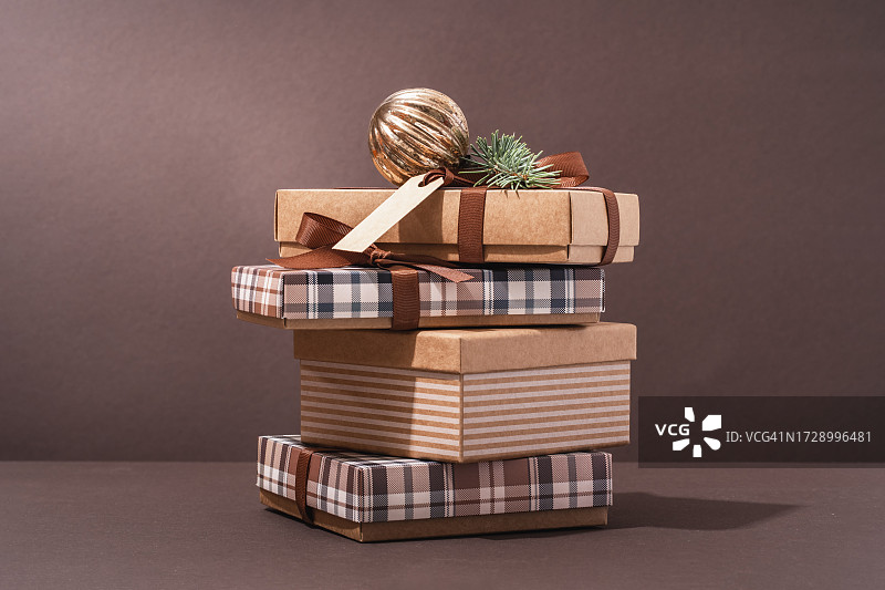 几个棕色礼盒与礼品标签图片素材