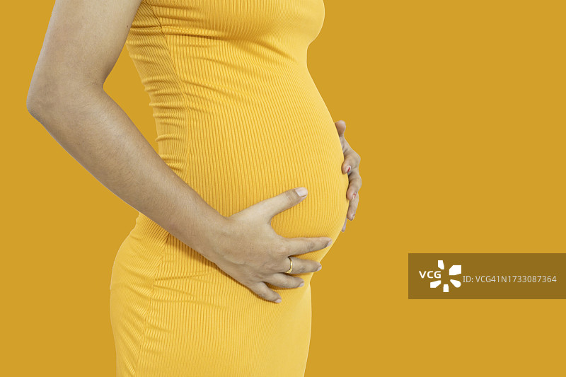 抱着肚子的孕妇腹部图片素材