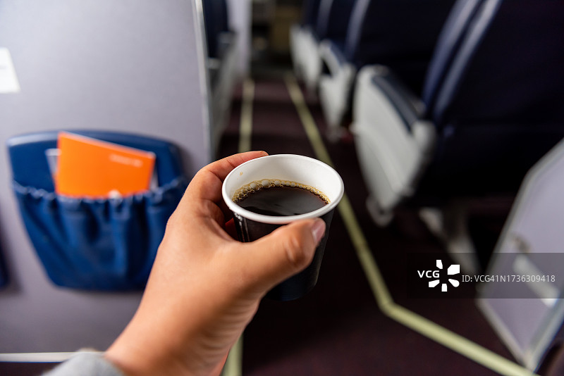 在飞机上喝杯咖啡图片素材