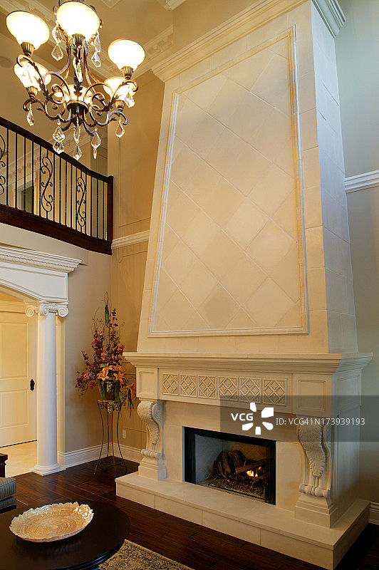 经典豪华的白色壁炉在一个房地产客厅图片素材