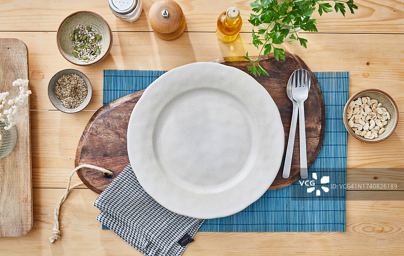 一个空盘子放在桌面背景上，准备食物图片素材