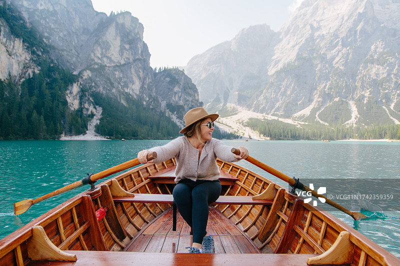 在意大利阿尔卑斯山的拉戈迪布雷斯，一艘船上快乐的女人图片素材