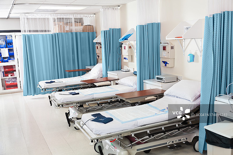 医院手术恢复室为病人准备好了空床位图片素材