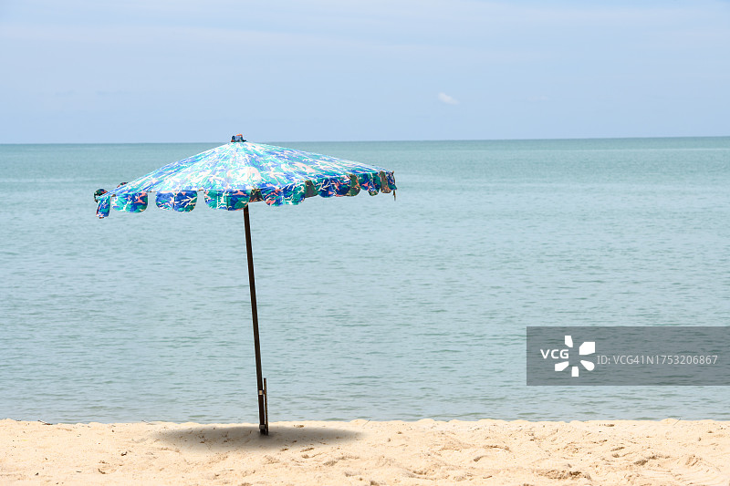 蓝色沙滩伞图片素材