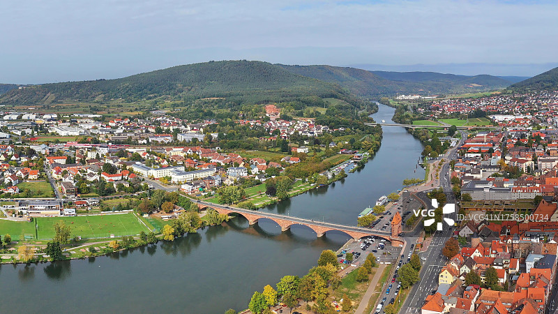 米腾堡在美因河上的鸟瞰图，可以看到美因桥和茨威林斯托尔。米尔滕贝格，下弗朗哥尼亚，巴伐利亚，德国图片素材