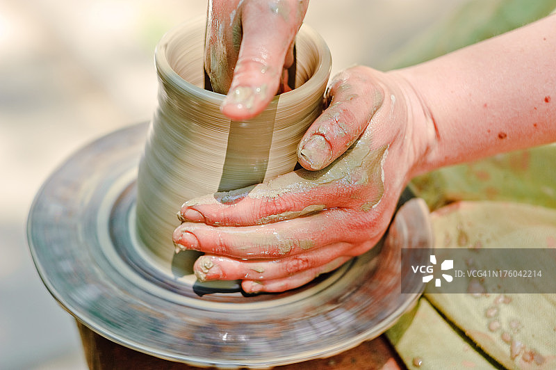 陶工用粘土做罐子图片素材