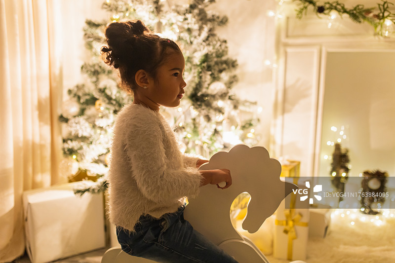 圣诞树背景下的小女孩图片素材