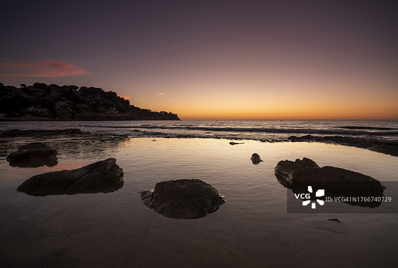 日出时的岩石海岸图片素材