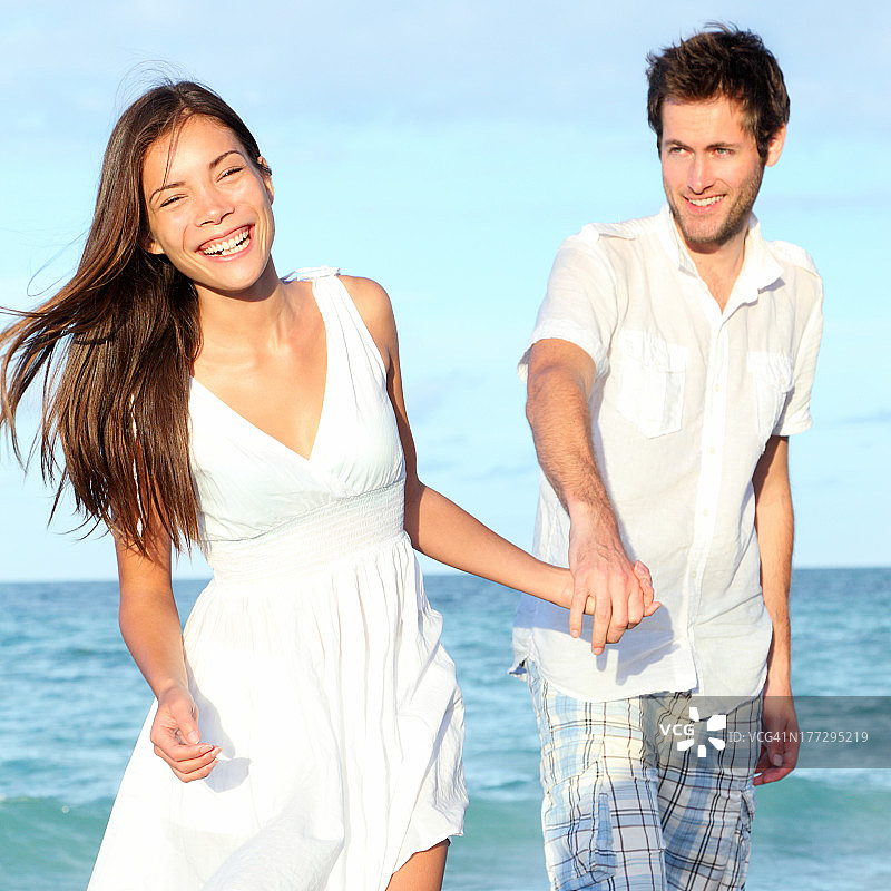 海滩情侣散步快乐图片素材