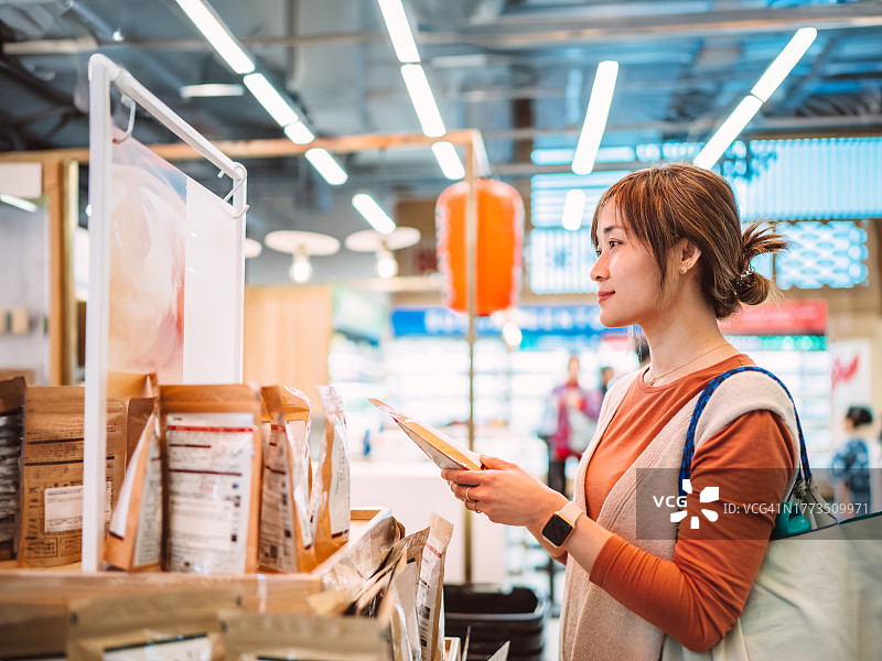 年轻漂亮的亚洲女人在日本超市买食物图片素材