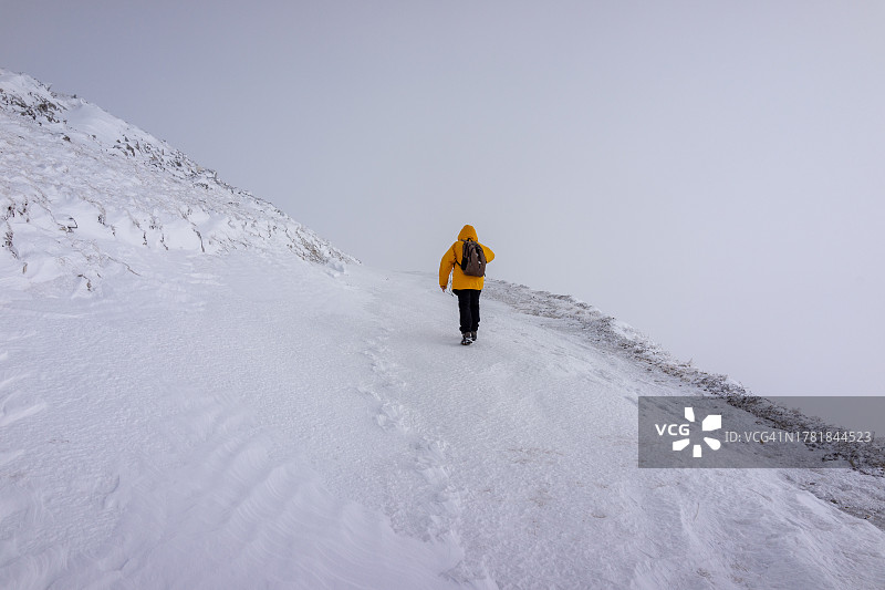 攀登者在白雪皑皑的山脊上图片素材