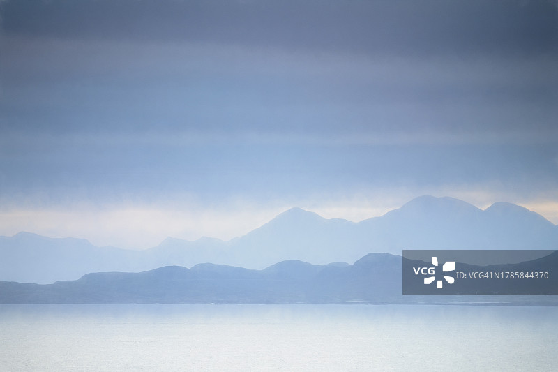 美丽的抽象艺术在苏格兰群岛的蓝色色调图片素材