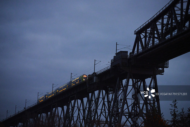 火车在Rendsburg的铁路桥上行驶图片素材
