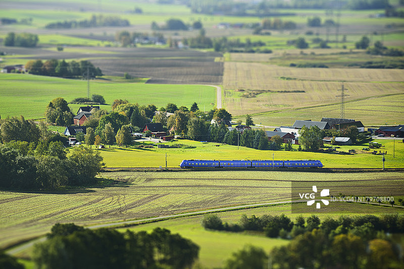 火车经过的景观鸟瞰图图片素材