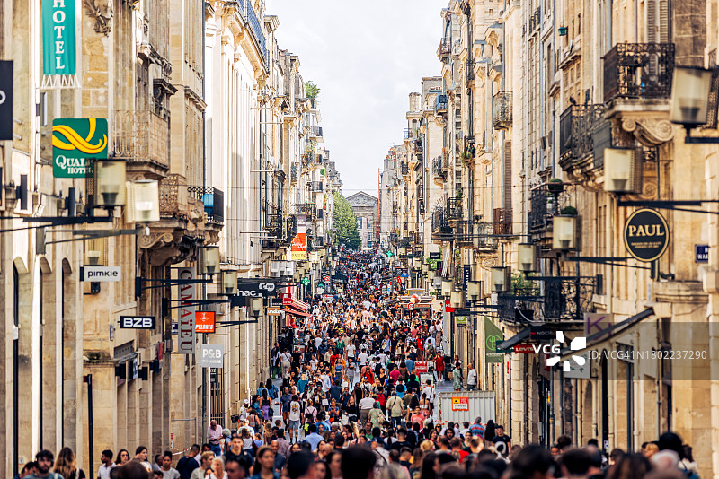 法国，阿基坦，波尔多老城区，购物步行街上的人群图片素材