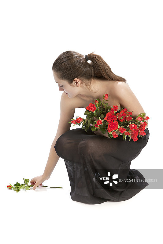 拿着一束红玫瑰的年轻女子图片素材