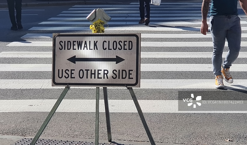 美国波士顿街道上的“人行道关闭”标志图片素材