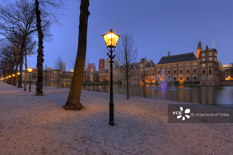Binnenhof反映在Hofvijver和现代政府大楼的背景中图片素材