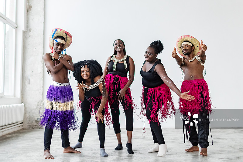穿着非洲传统服装的黑人跳着部落舞蹈图片素材