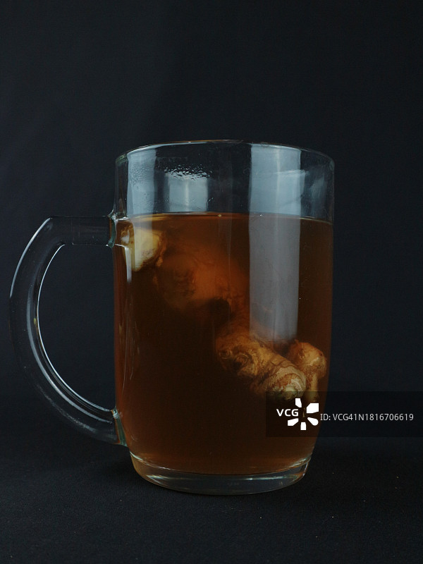 wedang jahe或姜饮料是来自印度尼西亚的传统饮料。暗的背景图片素材