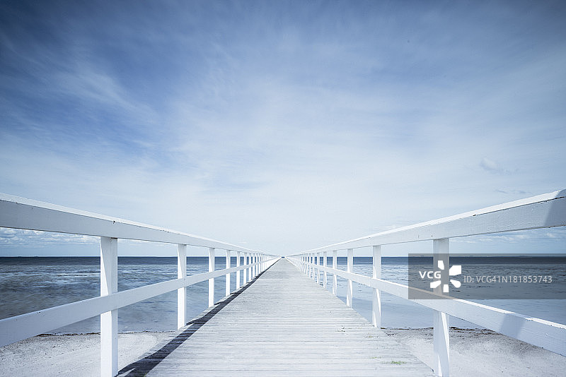 早晨，白色的木制码头，蓝天和海滩(XXXLarge)图片素材