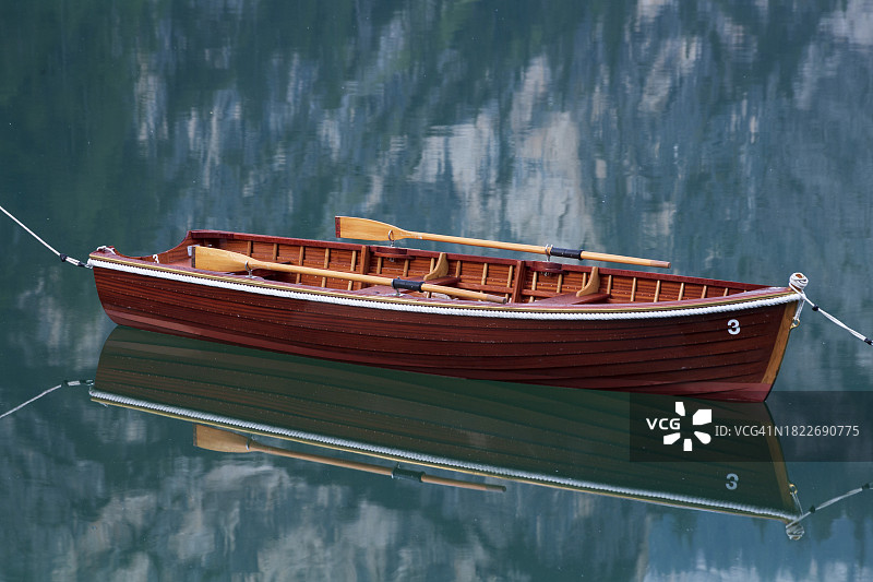 船停泊在湖的高角度视图图片素材