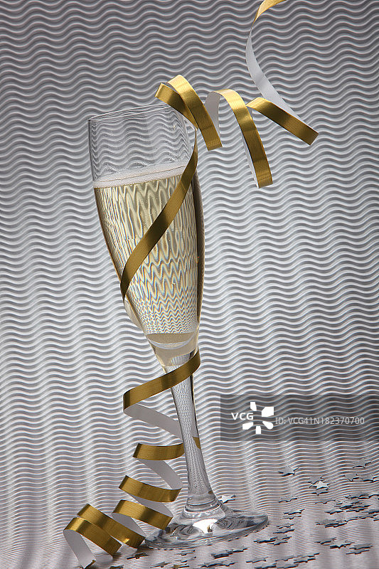 一玻璃杯香槟银光背景(XXXL)图片素材