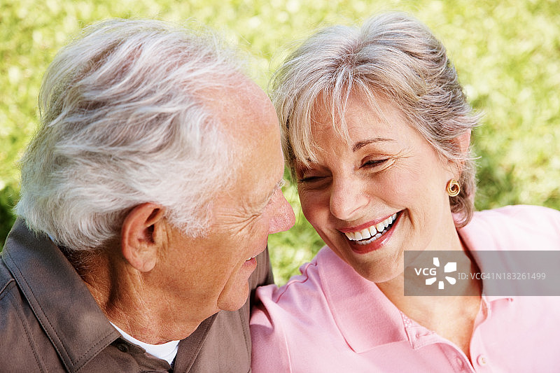 一对浪漫的老夫妇在一起微笑图片素材